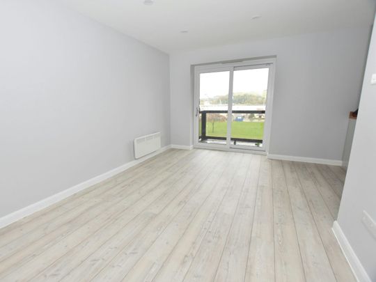 Flat to rent on - Photo 1
