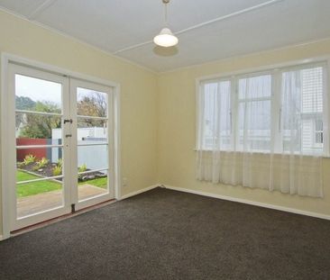 Freshly Redecorated 3-Bed with Thriving Vege Garde - Photo 4