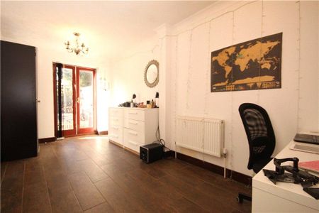 4 bedroom end of terrace house to rent - Photo 5