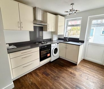 4 Bed Semi-Detached House, Whitestile Road, TW8 - Photo 5