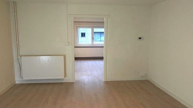 Ruim appartement met 3 slaapkamers nabij het centrum - Photo 1