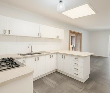 "Perfect Family Living - Close to Schools, Shops & Parks" - Photo 5