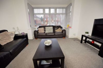 4 bedroom House in St Annes Road, Leeds - Photo 1