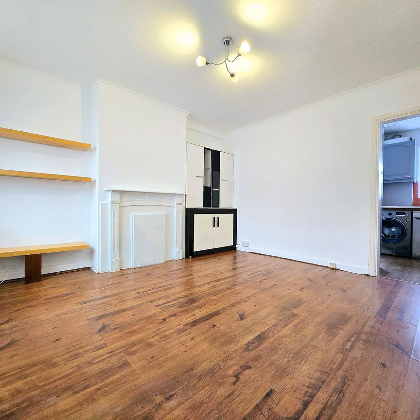 Berkeley Avenue, Greenford - Photo 1