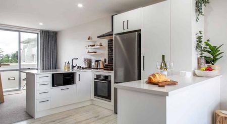 Premium beachside location, views, pool, furnished - Photo 4