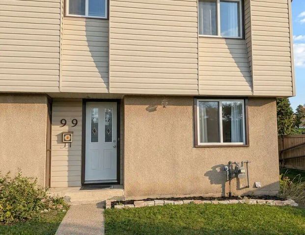 Spacious 3-Bed Townhome with Finished Basement & 2 Parking Stalls | Grandin — 3 Bedrooms Townhouse - Photo 1