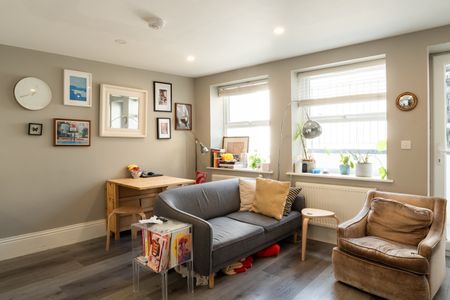 3 Bed Flat, Nunhead Green, SE15 - Photo 2