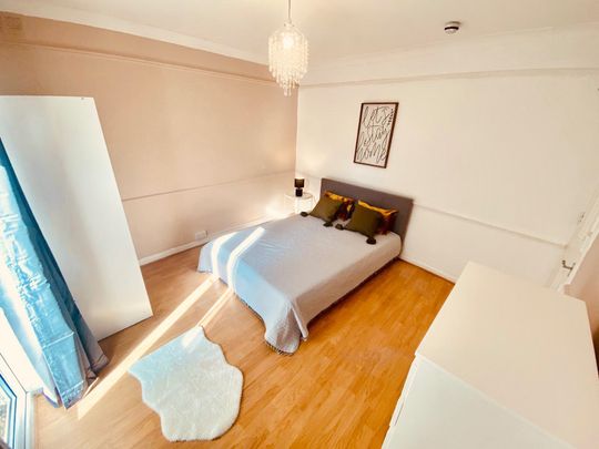 Incredible Location- converted pub near the canal! 65WATE - Room 3 - Photo 1