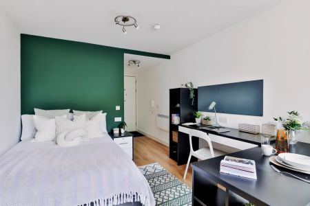 Classic Accessible 3 Bed Apartment - Internal Facing - Photo 3