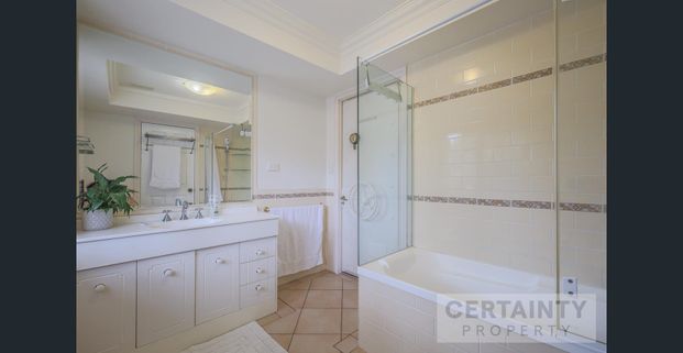 Spacious 2-Bed House Nestled in the Heart of Northgate - Bills Included! - Photo 1