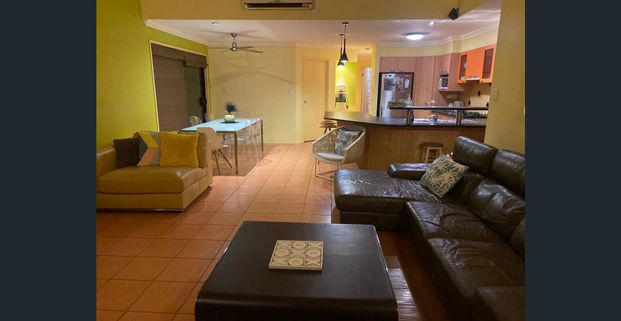 Quiet Private Villa close to beach open plan living 4 bedroom - Photo 1