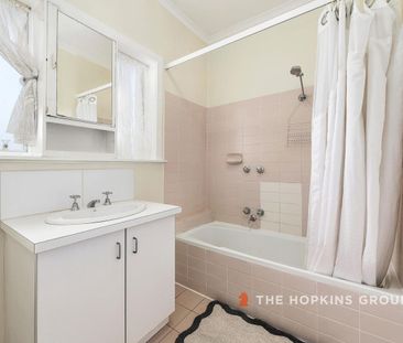 Room available now in this well maintained rooming house! - Photo 2