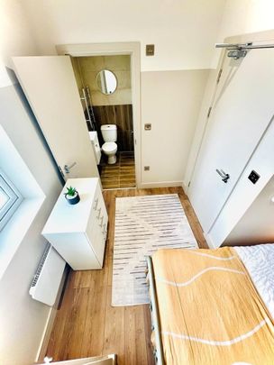 Room in a Shared House, London, SW20 - Photo 1