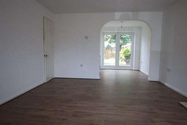 4 bedroom end of terrace house to rent - Photo 1