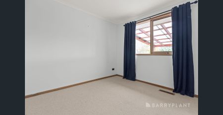 Luxurious Family Living on Expansive 897m2 Block! - Photo 4