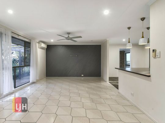 LARGE THREE LOWSET 3 BEDROOM HOME IN WHISPER QUIET PARKLAND LOCATION! - Photo 1