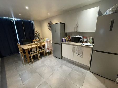 Five Bed Student House - Carholme Road - LN1 - Photo 2