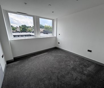 NEWLY REFURBISHED 1 BED APARTMENT - LEEDS - Photo 3