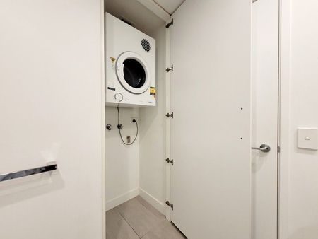 1Bed 1Bath + 1Study + 1Car Penthouse with Stunning City Story Bridge View - Photo 2