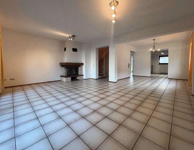 Steinwenden - DHH, 4 ZKB, EBK, 2 Bäder, Terrasse, Garten, Garage, Kamin - Foto 1