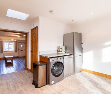 Charming One-Bedroom Cottage - Photo 5