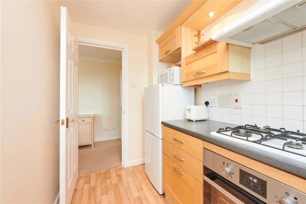 2 bedroom flat in Evelyn Road - Photo 1