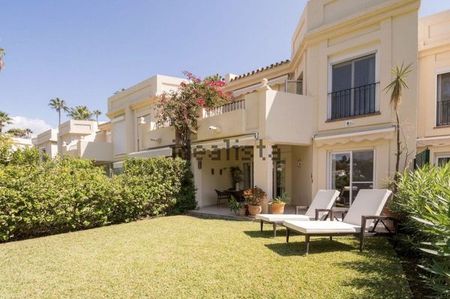 Alquiler de chalet adosado en Lugar Urbanizacion el Herrojo - Photo 4