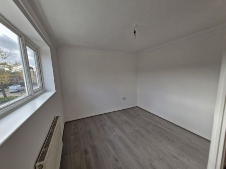 PETERBOROUGH - Photo 2