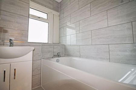 3 bedroom terraced house to rent - Photo 3