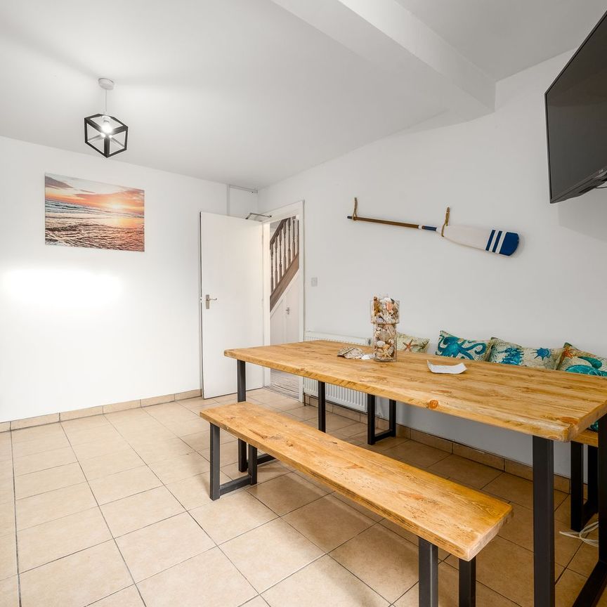 OX Living is proud to present this high-quality 6-bedroom co-living property, perfect for working professionals looking for stylish, stress-free living. Room 4 - Photo 1