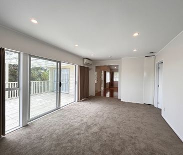 Spacious 5BR Hillcrest Haven w/ Views - Photo 5