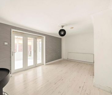 3 bedroom end of terrace house to rent - Photo 1