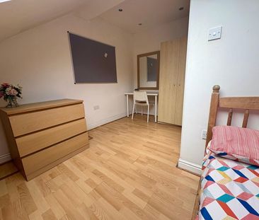 10 Bed Terraced House, Pomona St, S11 - Photo 6