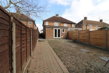 3 bedroom semi-detached house to rent - Photo 4