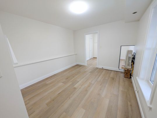 NEWLY UPDATED 1 BEDROOM APARTMENT IN WELLAND!! - Photo 1