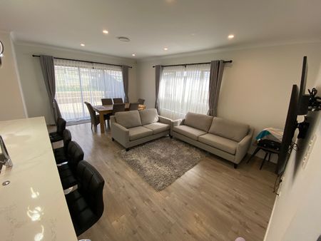 Exceptional 6-Bedroom Family Home in Flat Bush – Available Mid-April - Photo 2