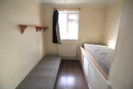 4 bedroom semi-detached house to rent - Photo 5