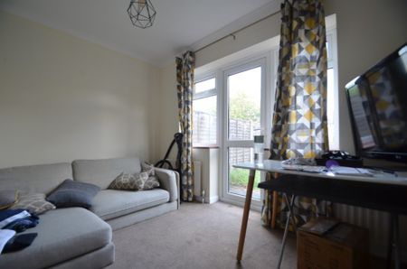 4 bedroom Semi-detached house to rent - Photo 5