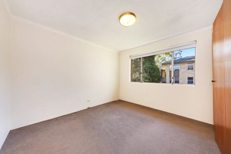 Spacious Bright Apartment with Double Lock Up Garage - Photo 2
