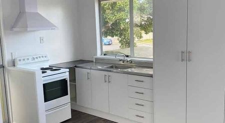 LOCATION IS EXCELLENT !! - Photo 2