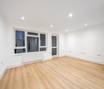 3 bedroom end of terrace house to rent - Photo 2
