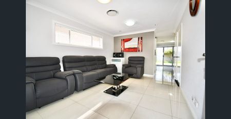 Location & Comfort! - Photo 2