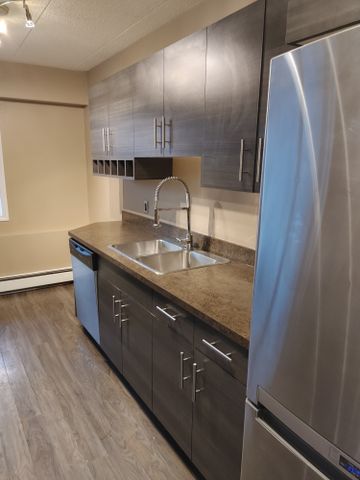 405 LORNE ST N 2 BEDS - Photo 5