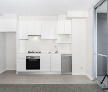 Studio apartment with large flexible floorplan - Photo 1