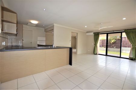 Large Home in Stretton School Catchment&excl; - Photo 2