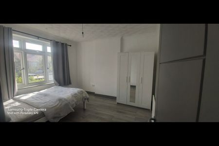4 Bed Terraced House, Rowan Road, SW16 - Photo 3