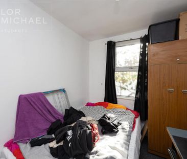 4 bedroom end of terrace house to rent - Photo 1