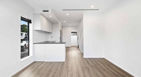 Brand New Two Bedroom Townhouse Whiteware Included - Photo 2