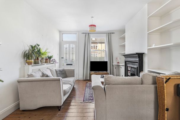 A charming two-bedroom Victorian home in Trumpington, featuring on-road parking and a long south-facing garden. Located near local amenities including shops, a primary school, and excellent transport links to Addenbrooke’s and the M11.. - Photo 1