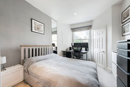 First Floor One Bedroom Flat in Converted Grade II Listed House to let in Kennington - Photo 2
